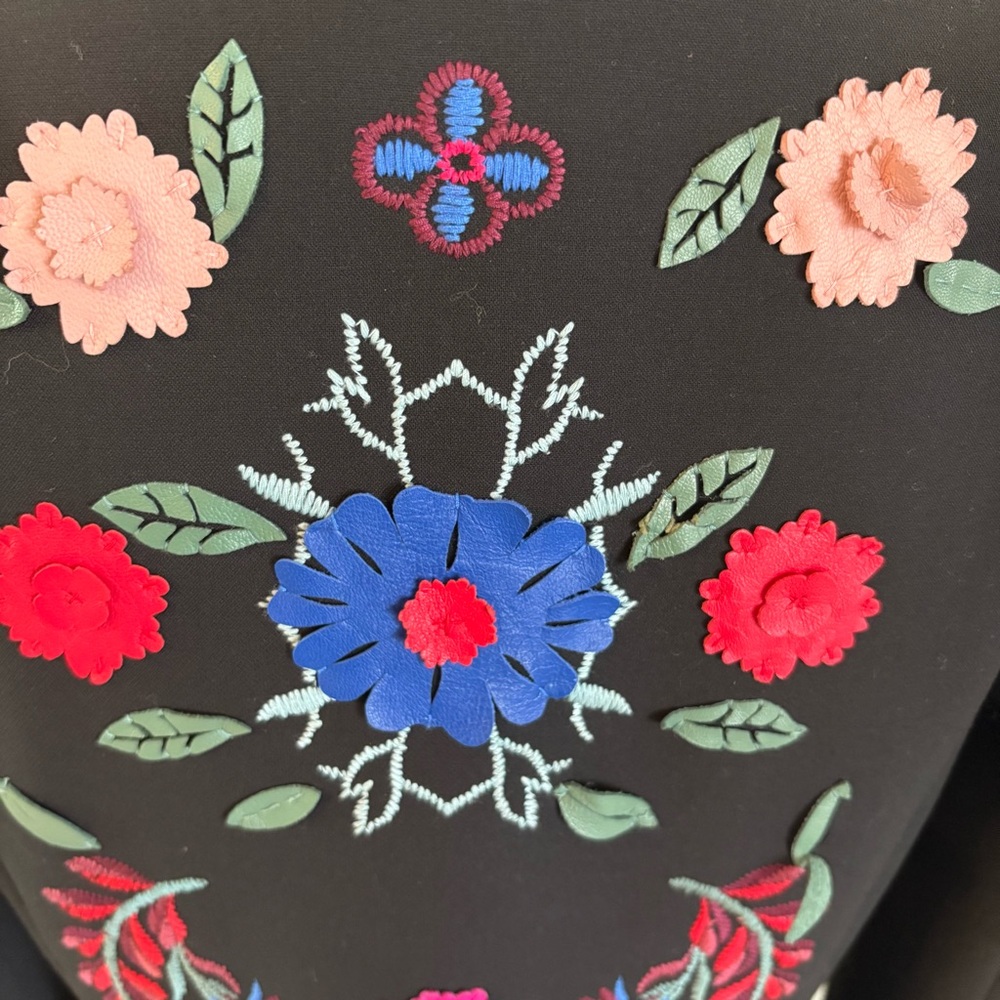 CARLISLE COLLECTION Designer Black Blazer. Leather Flowers! Embroidered. Size 4 - Picture 8 of 16